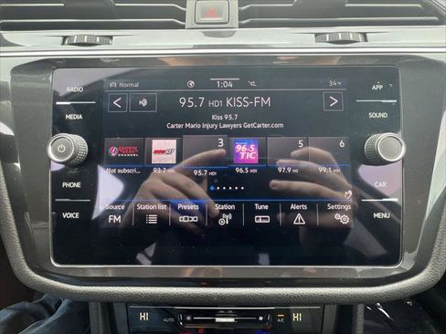 Used 2022 Volkswagen Tiguan SE w/ Panoramic Sunroof Package image 16