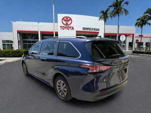 Used 2021 Toyota Sienna LE w/ LE Plus Package FWD image 5