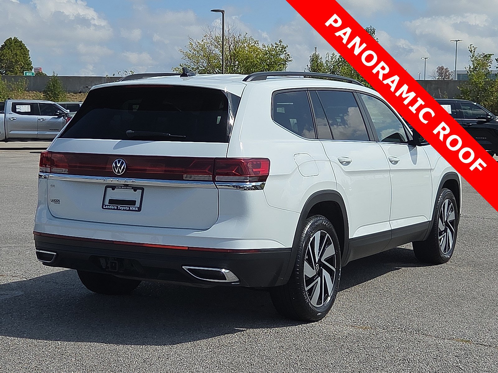 Used 2024 Volkswagen Atlas SE w/ Panoramic Sunroof Package FWD image 5