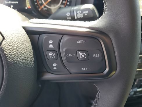 Used 2025 Jeep Gladiator Mojave AWD/4WD image 18