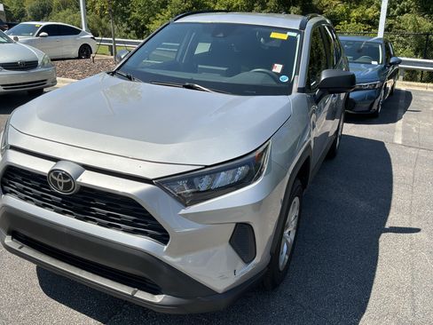 Used 2019 Toyota RAV4 LE FWD image 3