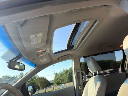 Used 2014 Toyota Sienna XLE AWD/4WD image 23