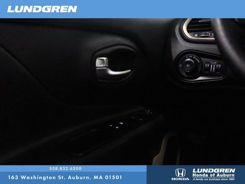 Used 2016 Jeep Renegade Limited image 26