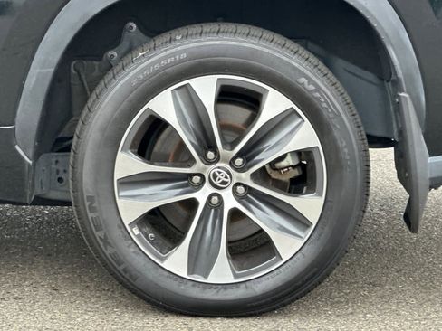 Used 2024 Toyota Highlander XLE image 32