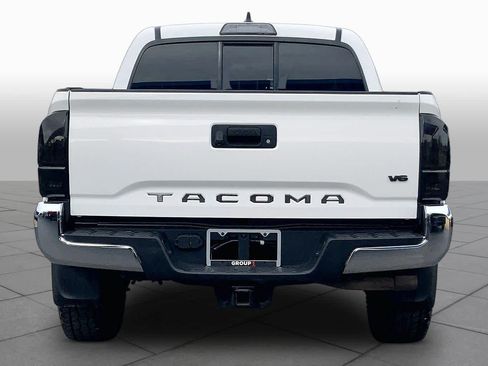 Used 2017 Toyota Tacoma SR5 w/ Tow Package RWD image 4
