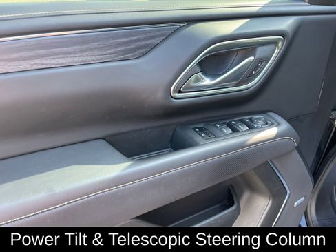 Used 2024 GMC Yukon XL SLT w/ SLT Luxury Package image 12