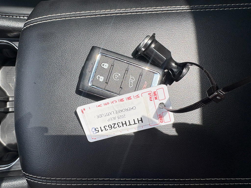 Used 2025 Jeep Grand Cherokee Altitude RWD image 34