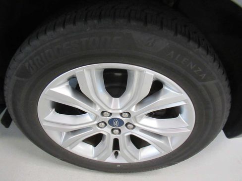 Used 2020 Ford Edge Titanium FWD image 10