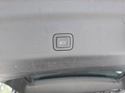 Used 2023 Chevrolet Suburban Premier image 18