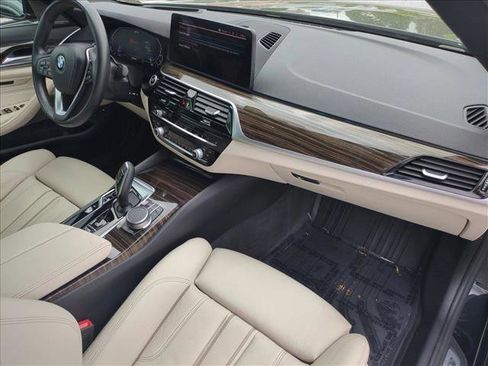 Used 2021 BMW 530e w/ Premium Package image 22