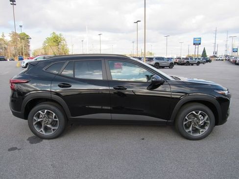 New 2026 Chevrolet Trax LT image 3