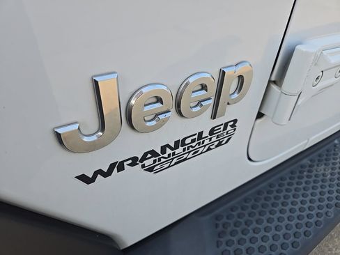 Used 2019 Jeep Wrangler Unlimited Sport S AWD/4WD image 19