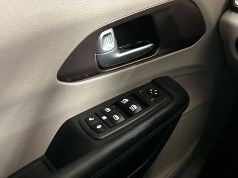 Used 2017 Chrysler Pacifica Touring-L FWD image 15