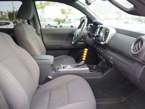 Used 2019 Toyota Tacoma TRD Sport w/ Technology Package image 17