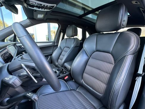 Used 2025 Porsche Macan Turbo image 5