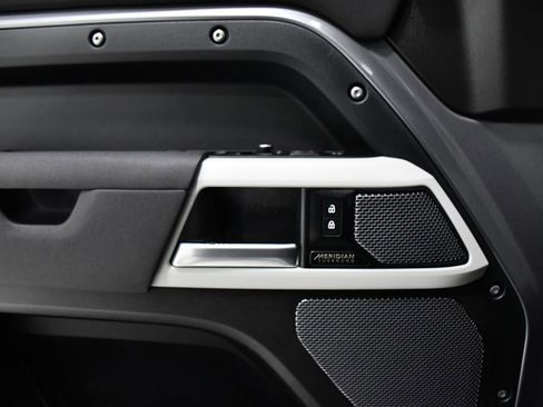 Used 2023 Land Rover Defender 110 X-Dynamic SE image 17