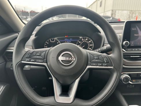 Used 2025 Nissan Altima 2.5 SV image 25