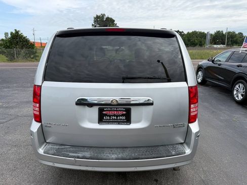 Used 2009 Chrysler Town & Country Limited w/ Entertainment Group #3 FWD image 6