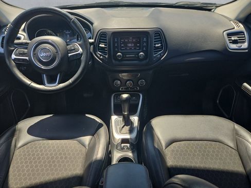 Used 2018 Jeep Compass Latitude w/ Cold Weather Group FWD image 9