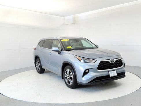 Certified 2024 Toyota Highlander XLE FWD image 1