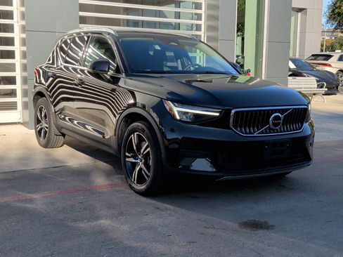 Used 2025 Volvo XC40 B5 Core image 2