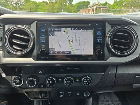 Used 2018 Toyota Tacoma TRD Sport AWD/4WD image 19