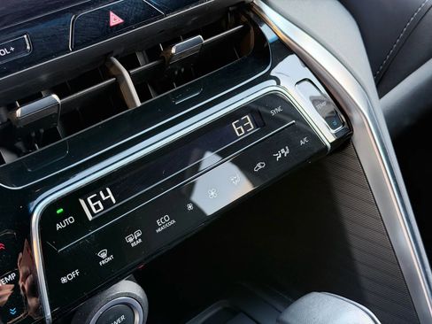 Used 2023 Toyota Venza XLE image 39