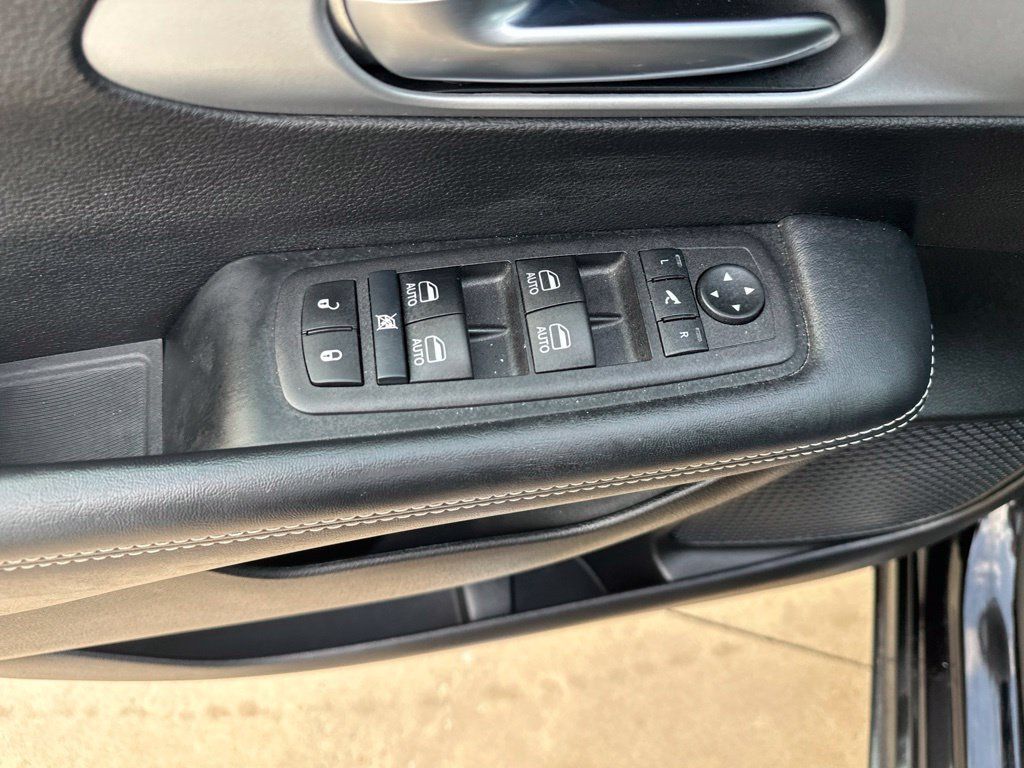 Used 2025 Chrysler Pacifica Limited FWD image 8