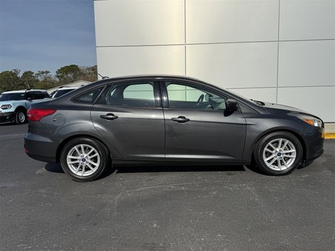 Used 2018 Ford Focus SE image 3