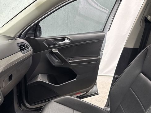 Used 2021 Volkswagen Tiguan SE image 24