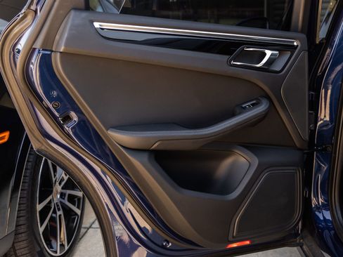 Certified 2022 Porsche Macan AWD/4WD image 31