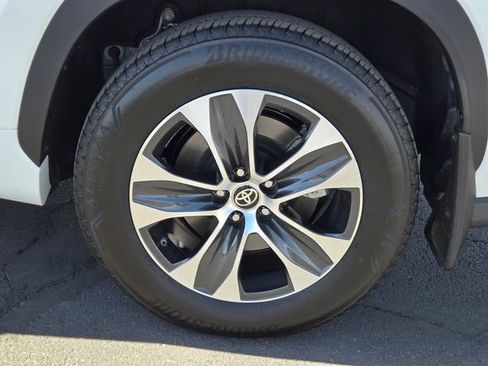 Certified 2025 Toyota Highlander XLE image 9