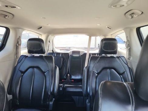 Used 2023 Chrysler Pacifica Touring-L FWD image 14