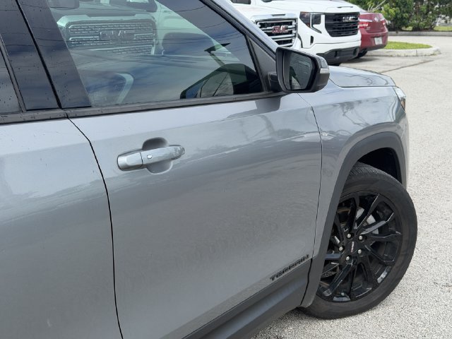Used 2023 GMC Terrain SLT w/ Tech Package FWD image 10