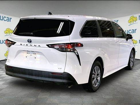 Used 2025 Toyota Sienna LE image 6