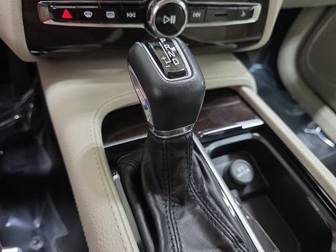 Used 2019 Volvo XC90 T5 Momentum w/ Multimedia Package AWD/4WD image 23