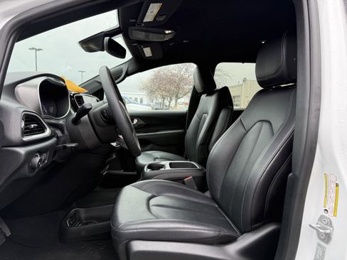 Used 2025 Chrysler Pacifica Select image 9