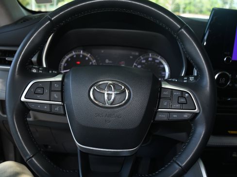 Used 2023 Toyota Highlander XLE AWD/4WD image 13