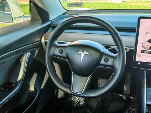 Used 2020 Tesla Model 3 Standard Range RWD image 17