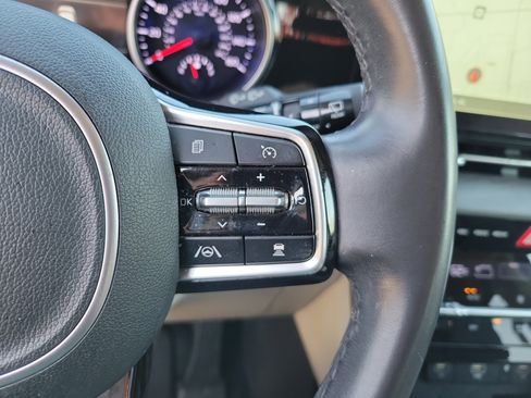 Used 2024 Kia Carnival EX image 16