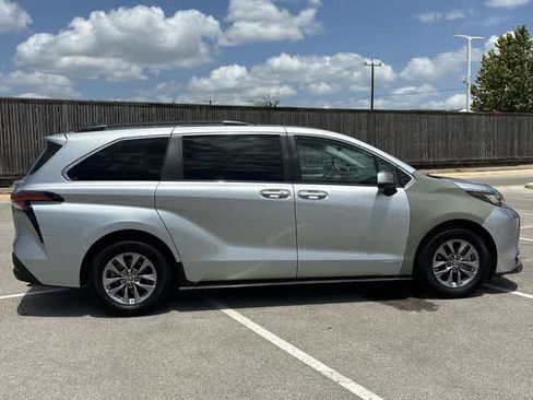 Used 2021 Toyota Sienna LE w/ LE Plus Package FWD image 7
