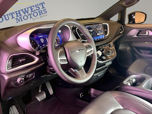 Used 2025 Chrysler Pacifica Select FWD image 18