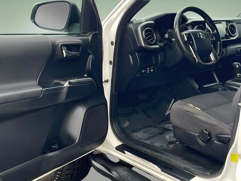 Used 2017 Toyota Tacoma TRD Sport image 19