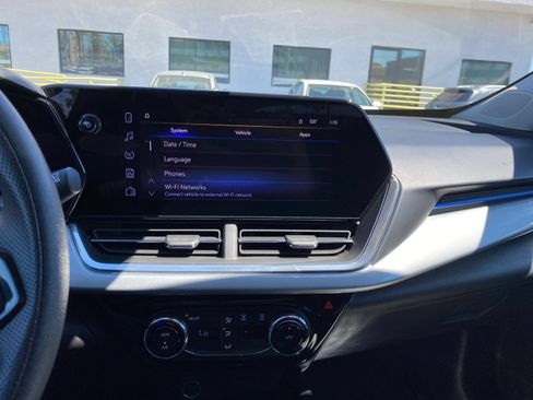 Used 2025 Chevrolet Trax LT FWD image 17