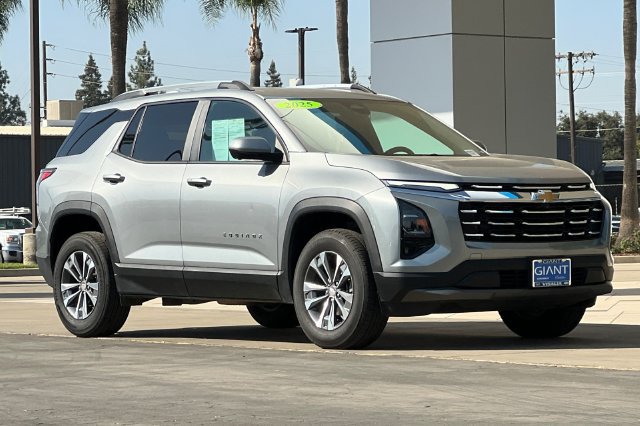 Used 2025 Chevrolet Equinox LT w/ Convenience Package II FWD image 2