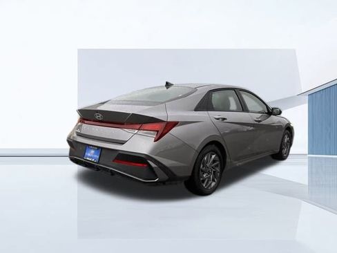 Used 2024 Hyundai Elantra SEL image 5