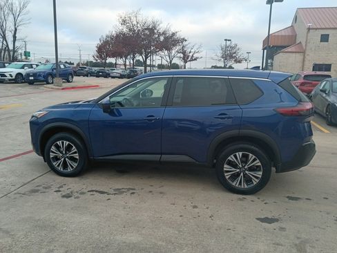 Used 2023 Nissan Rogue SV image 4