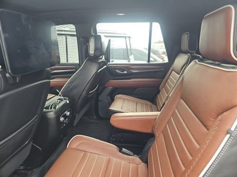 Used 2023 GMC Yukon Denali Ultimate AWD/4WD image 7