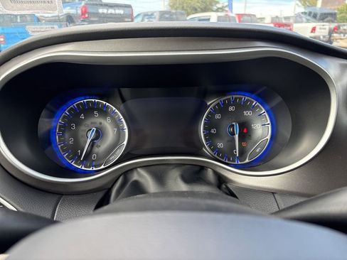 Used 2024 Chrysler Pacifica Touring-L image 28