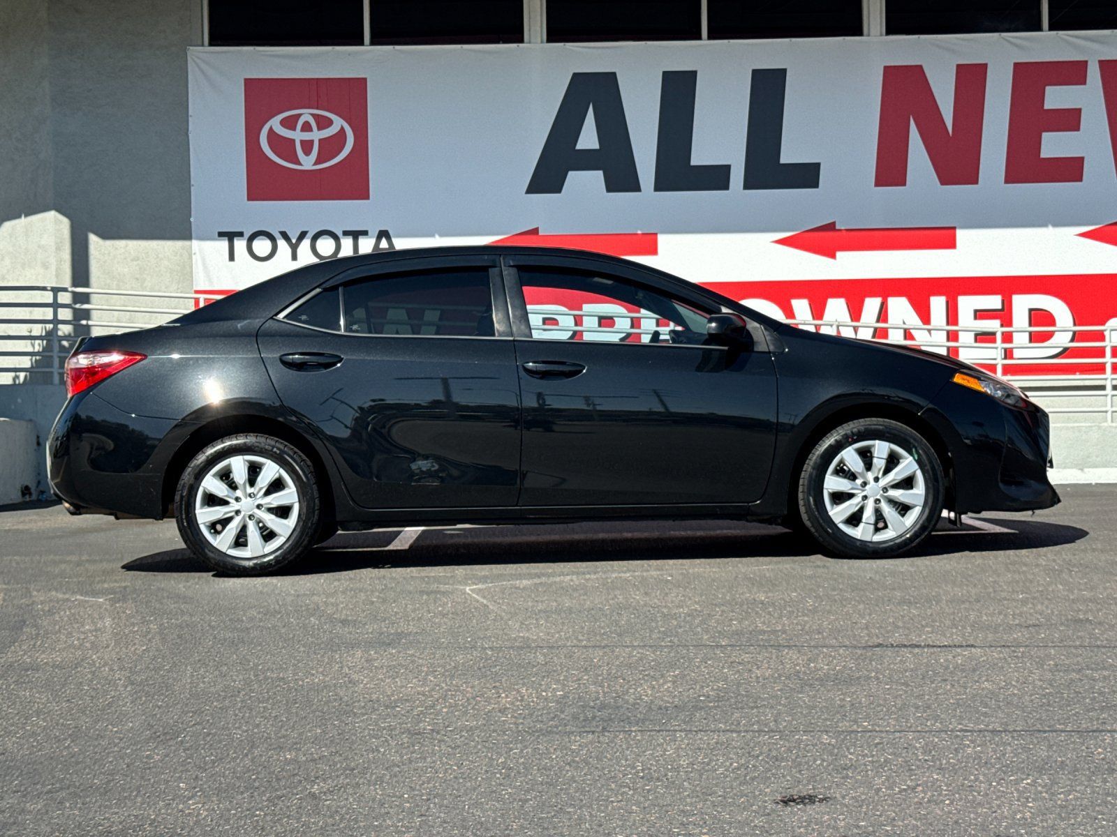 Used 2017 Toyota Corolla LE FWD image 6